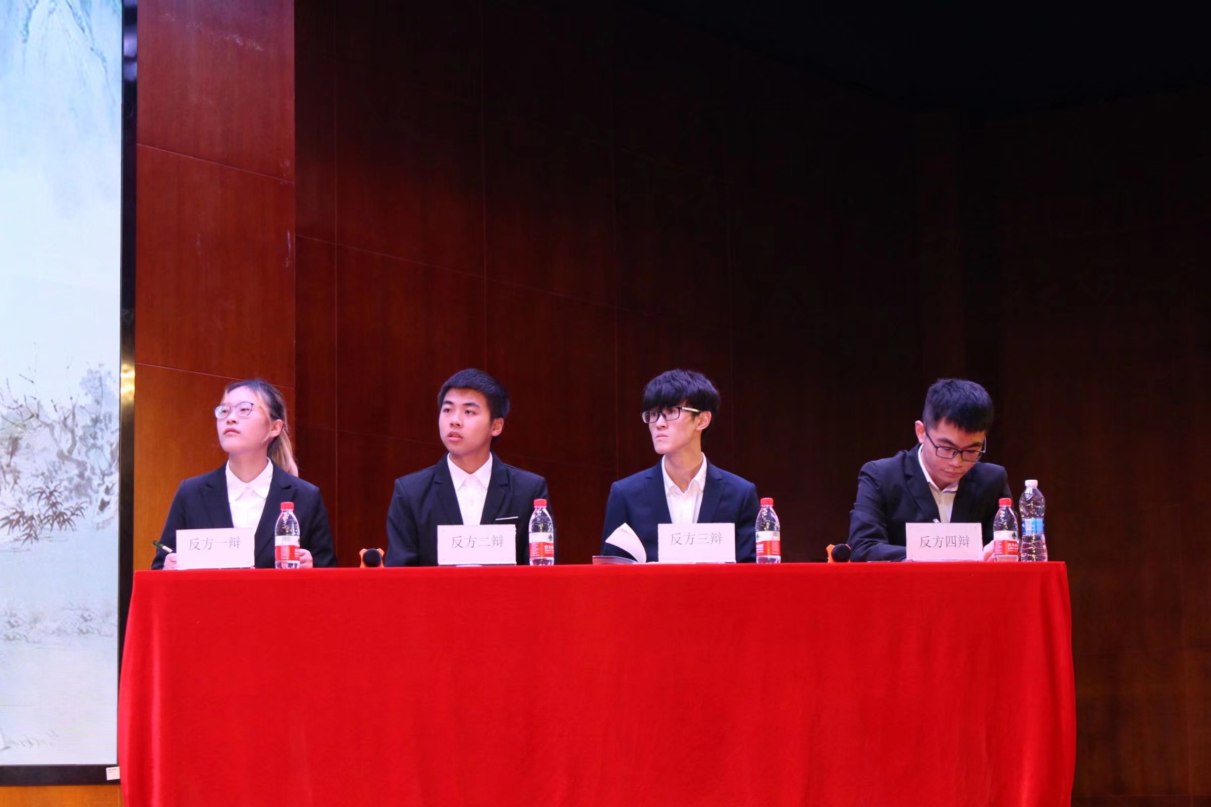 源于英国“言理杯”辩论赛夺冠 选手在辩论.jpeg