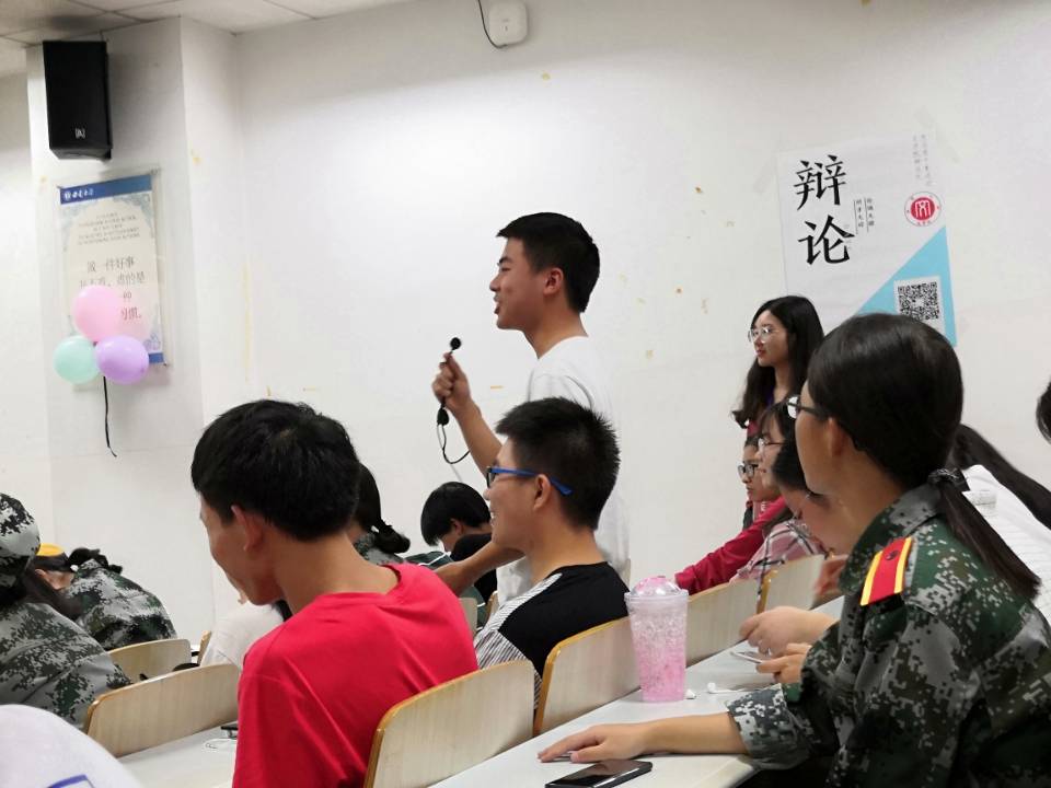 辩论赛中观众提问.jpg