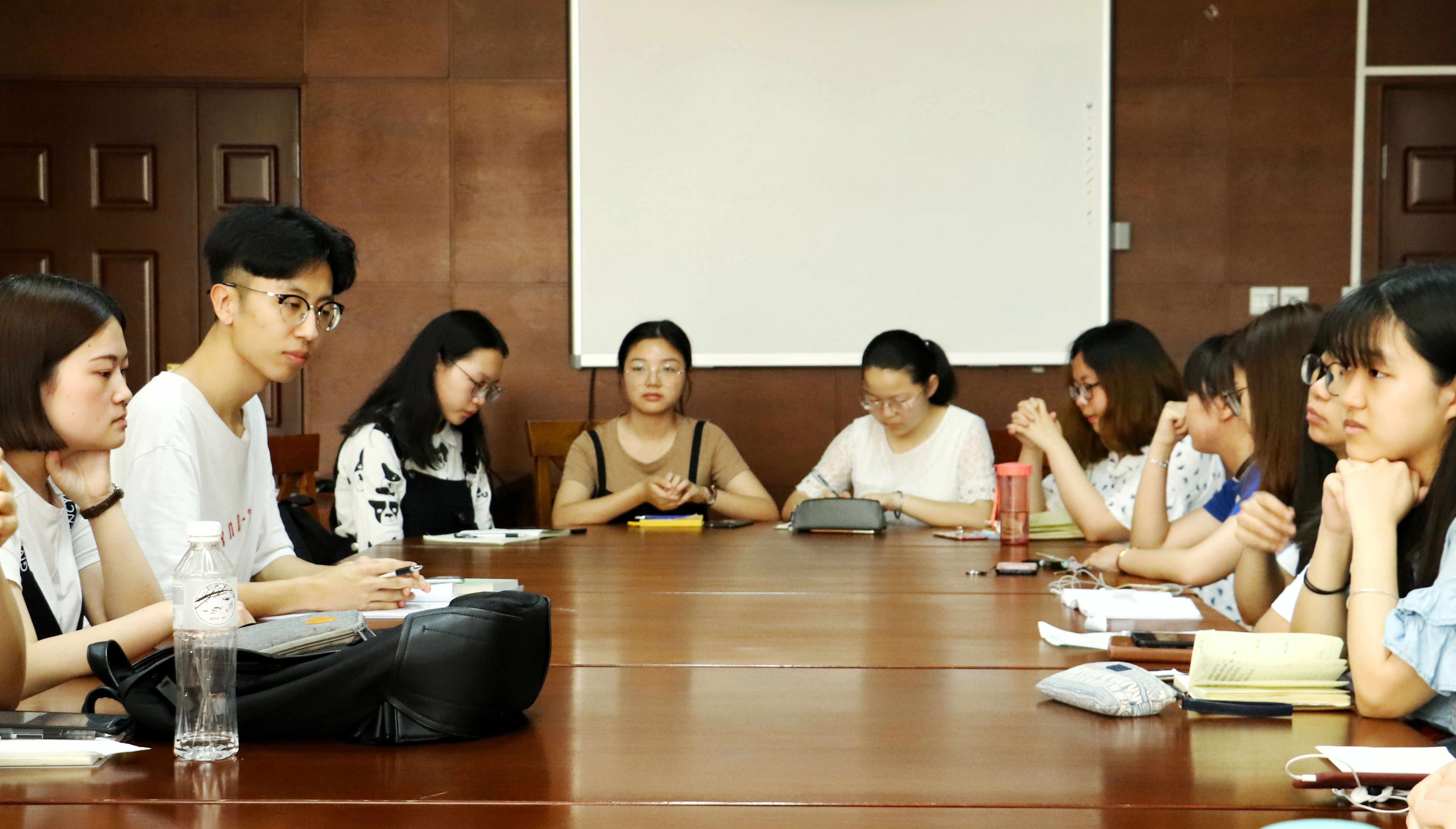 1、座谈会现场.jpg