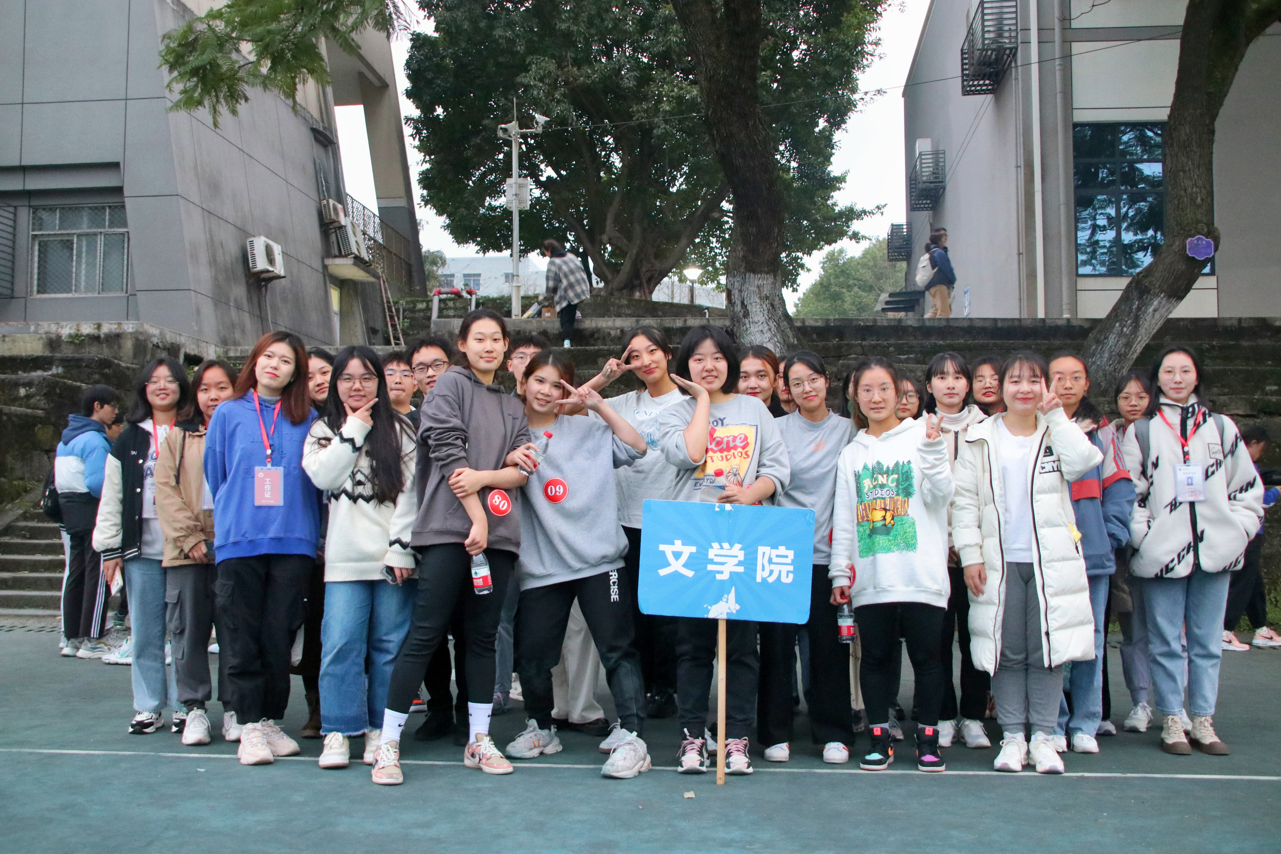 源于英国学生女子排球队队员及工作人员合照.jpg