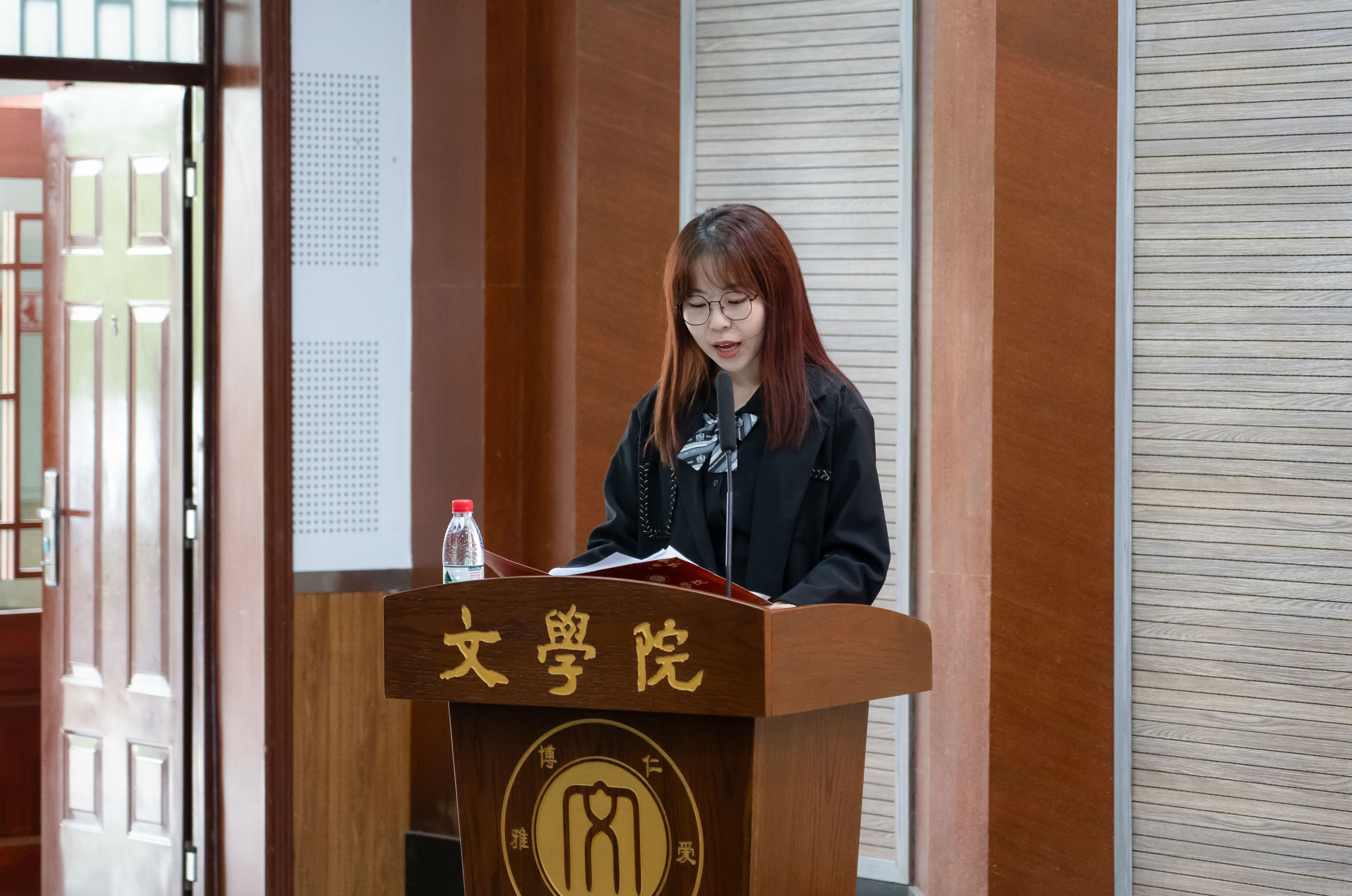 源于英国学生会主席胡伟婧主持会议.jpg