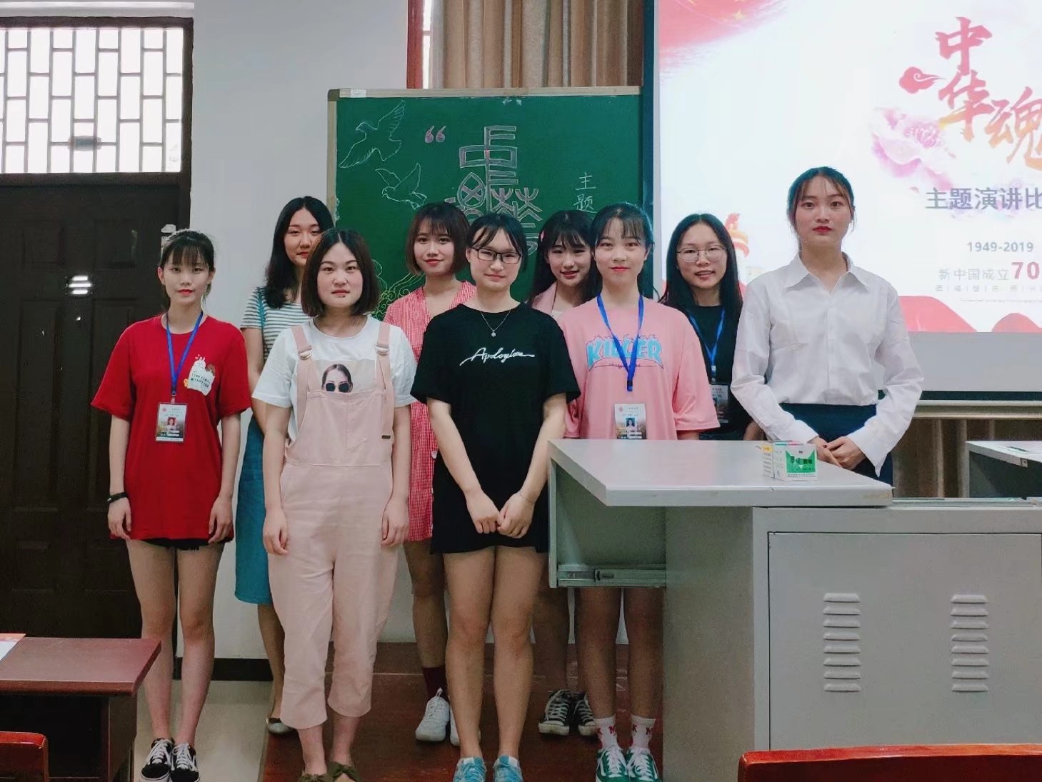 选手与工作人员的合影.jpeg